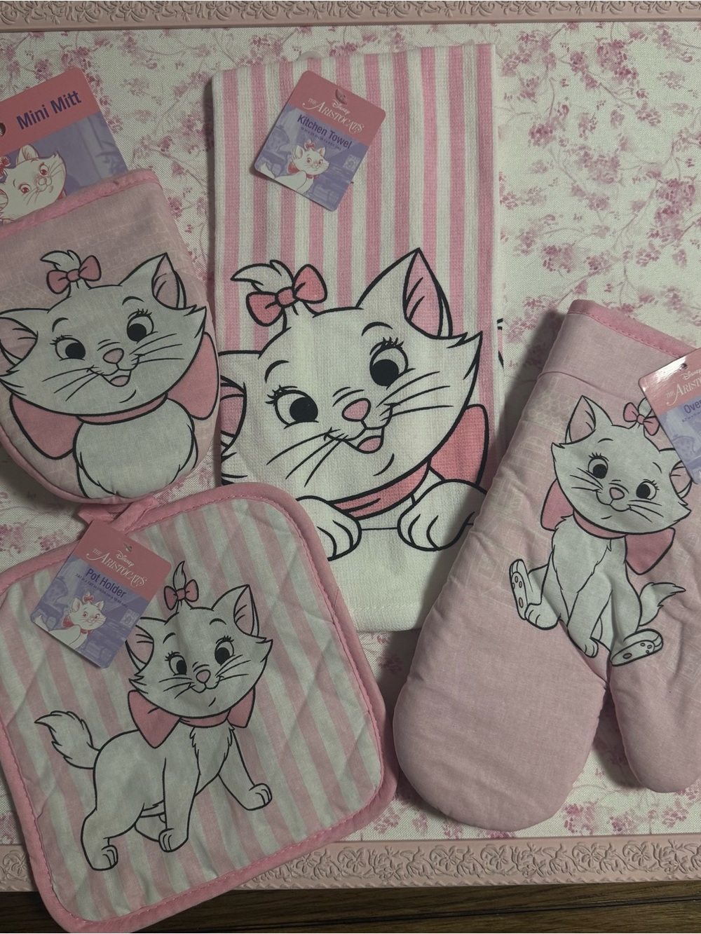 Disney Marie Pink and White Cat Kitchen Set - Oven Mitts & Towels